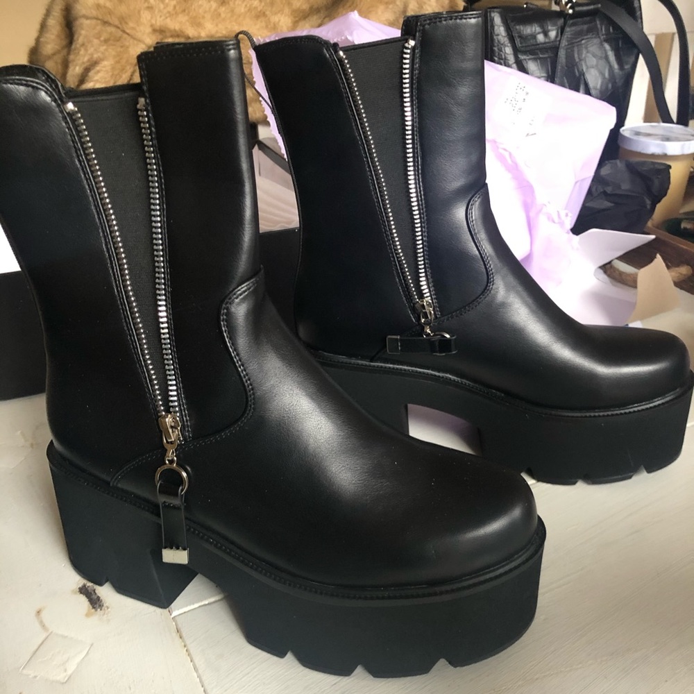 Lamoda chunky zipper boots
